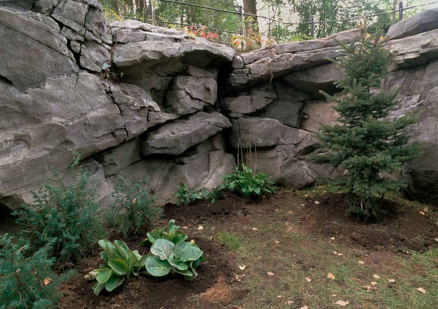 объемные скалы в подпорной стене